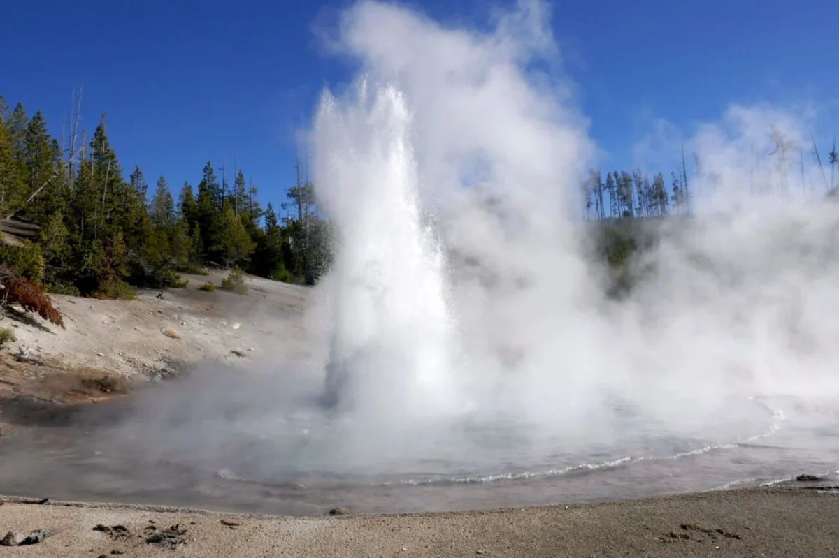 Acidic Geyser's Revival Offers Rare Insight into Earth's Geological Activity
