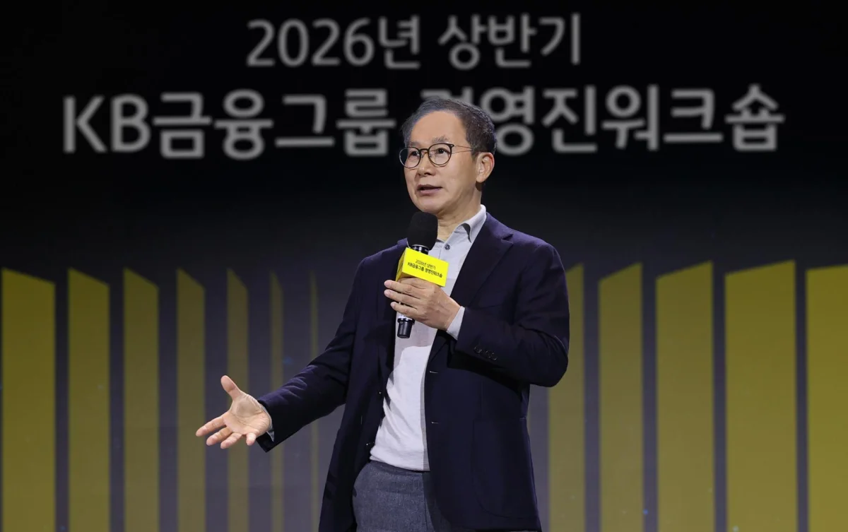 AI Strategies Heat Up Competition Between KB and Shinhan in Financial Services