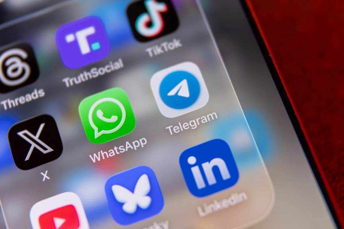 CarPlay users benefit as WhatsApp enhances interface for seamless driving experience