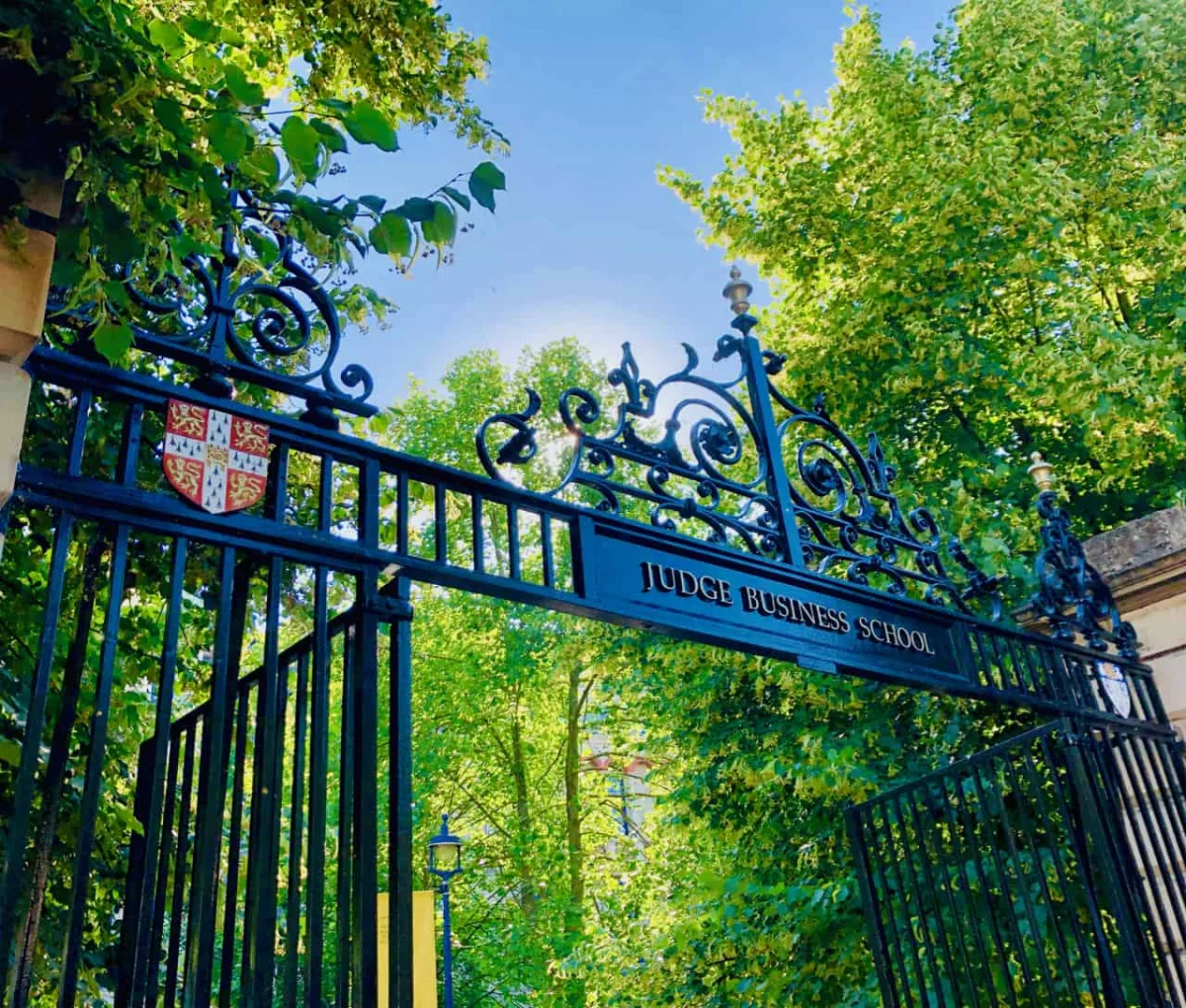 Global Financial Services Embrace AI: Cambridge Centre Reveals Key Adoption Insights