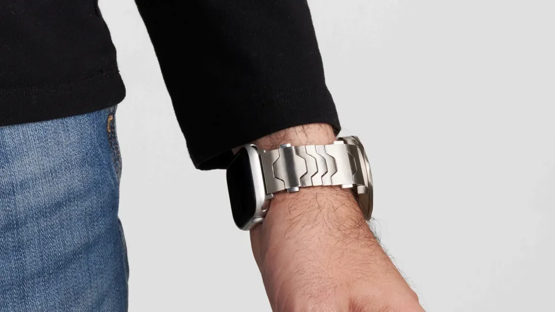 Luxury Meets Innovation: New Band Allows Discreet Apple Watch Use with Rolex