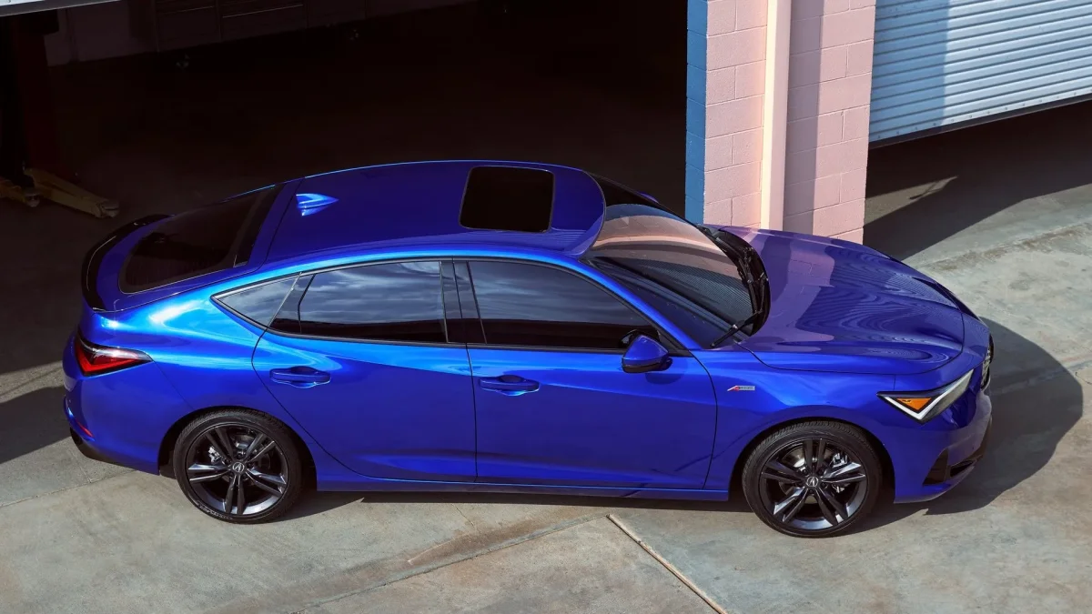 Luxury Sedan Sets New Standard for Fuel Efficiency, Outperforming Competitors