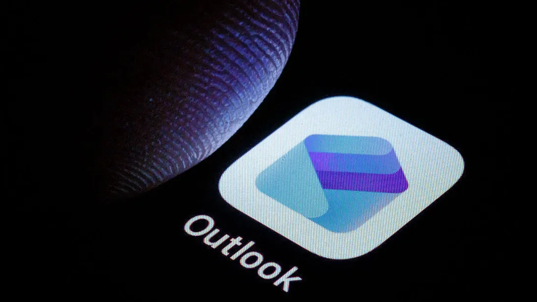 Microsoft faces widespread sign-on issues with Outlook, impacting thousands of users today