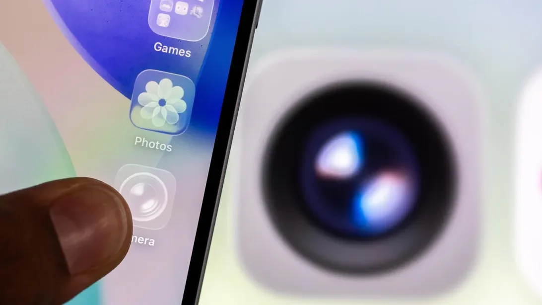 New iPhone feature alerts users to dirty camera lenses, enhancing photo quality.