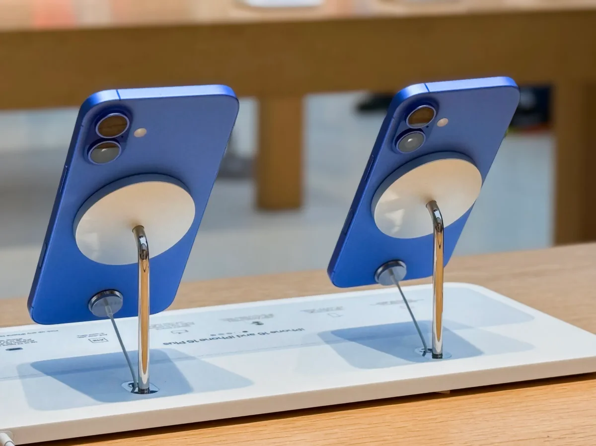 Third-party retailers cash in as Apple keeps in-store display accessories off-limits