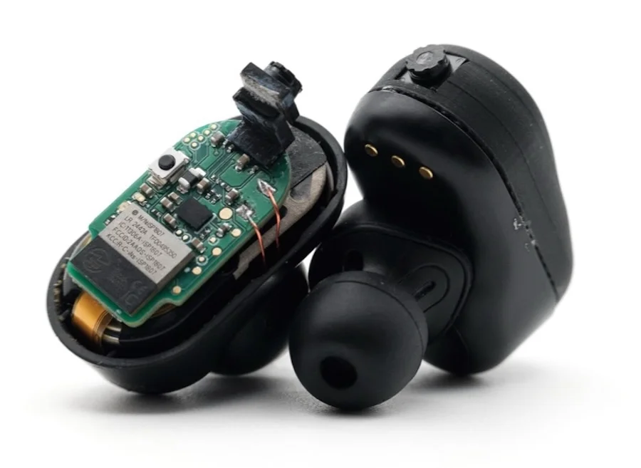 Tiny cameras in earbuds revolutionize hands-free AI experience, say UW researchers