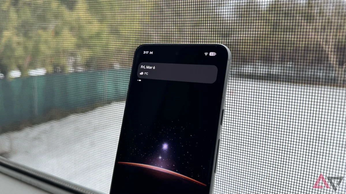 Users rejoice as Pixel's At a Glance widget finally respects wallpaper choices
