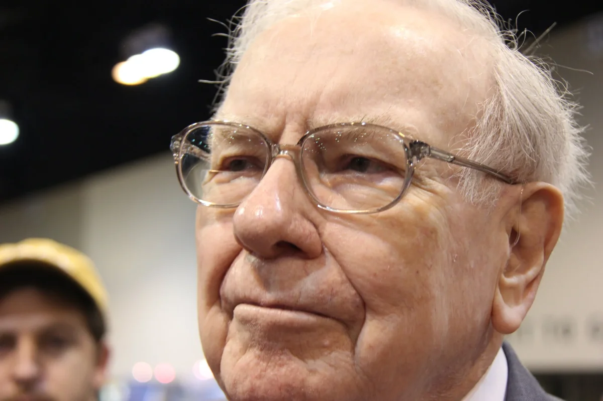 Warren Buffett's Bold Move: Ditches Apple for New Consumer Giant Amid Market Shifts
