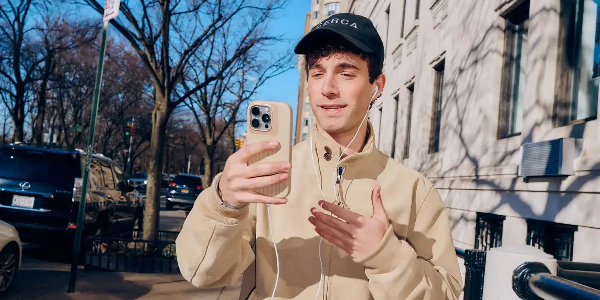 Young Entrepreneurs Rely on Selfie Sticks for Brand Visibility Amid Funding Challenges